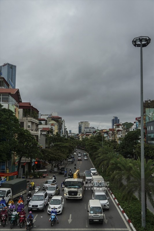 Khong khi lanh tran ve, bau troi Ha Noi toi sam trong gia ret-Hinh-3