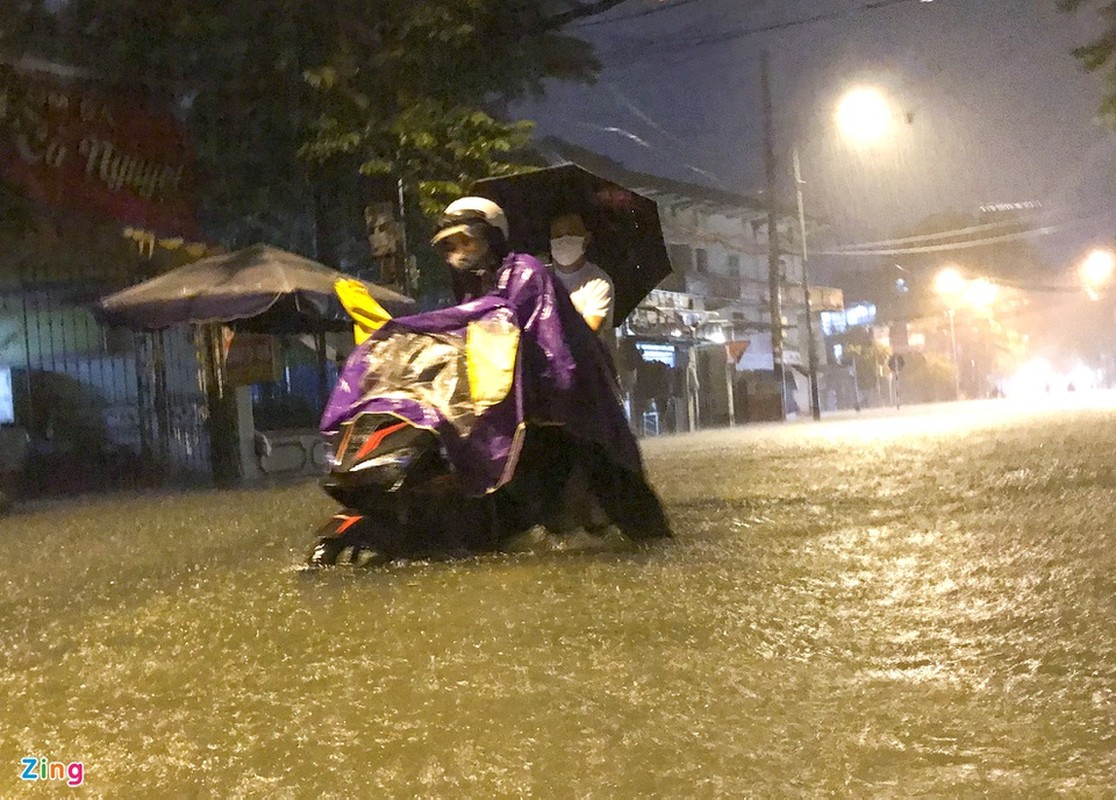 Duong sa o TP Quang Ngai ngap sau, nhieu oto chet may-Hinh-4