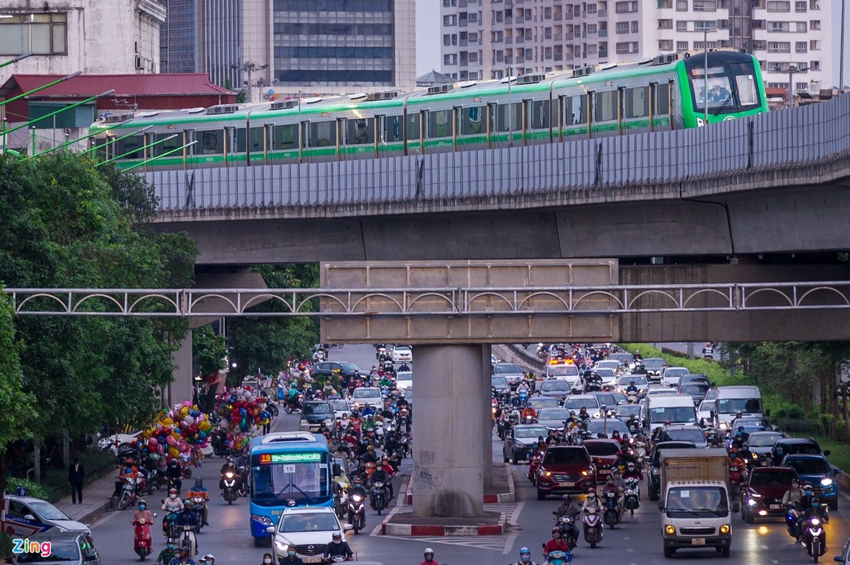 Khac biet cua tau dien, xe buyt tren cung duong noi quan Ha Dong-Hinh-25