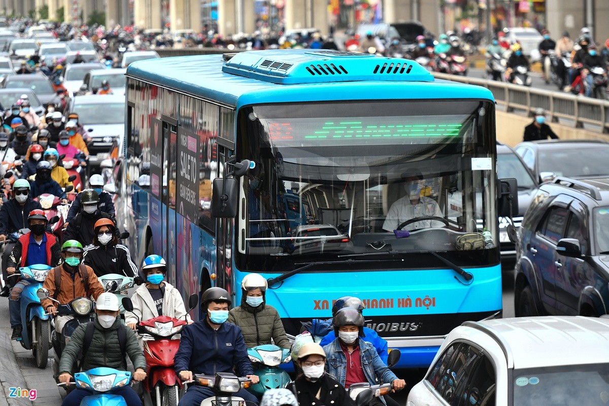 Khac biet cua tau dien, xe buyt tren cung duong noi quan Ha Dong-Hinh-28