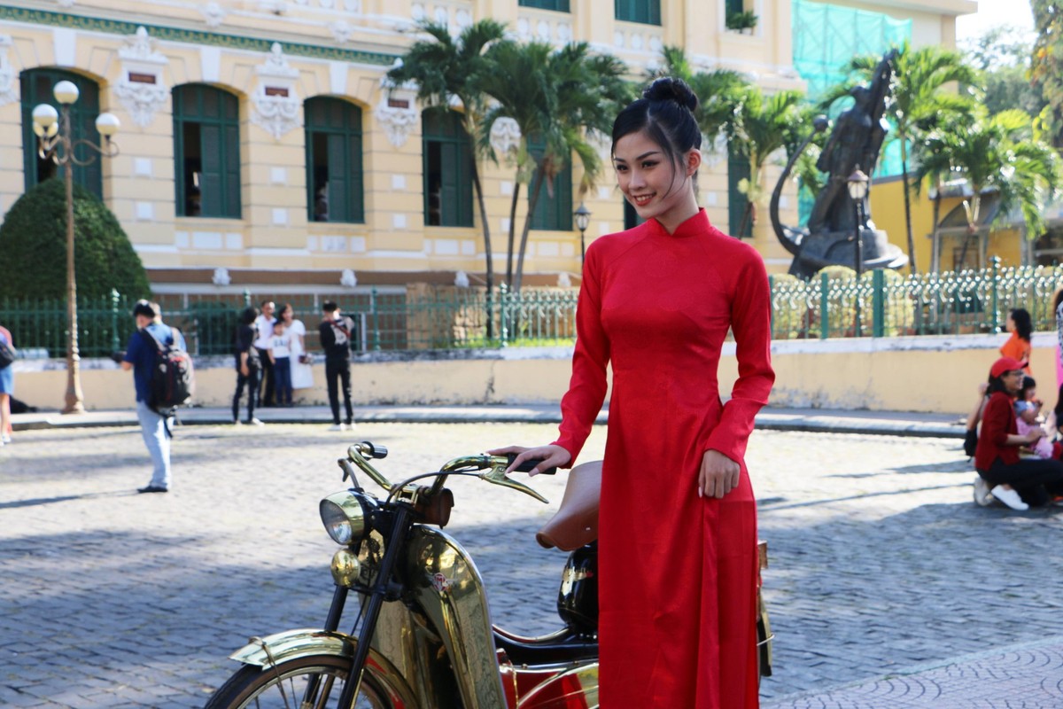 Nhung bong hong dien ao dai rang ro xuong pho ngay dau nam moi 2022-Hinh-10