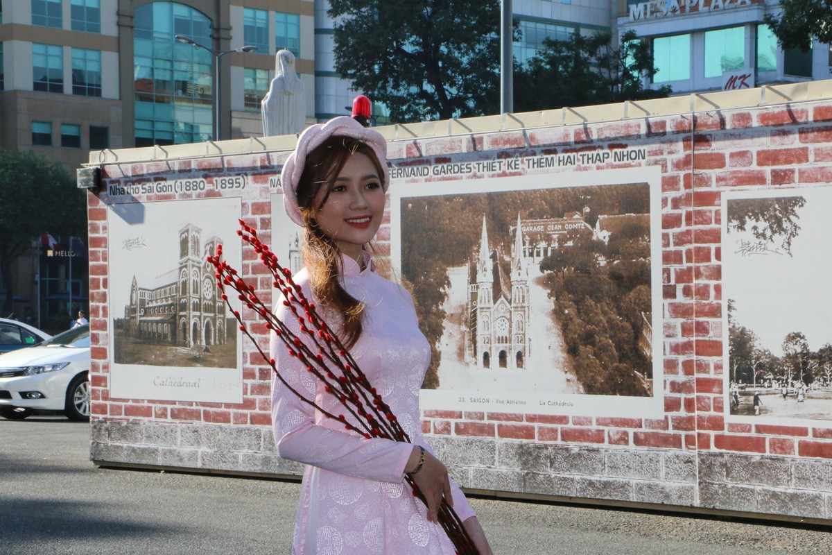 Nhung bong hong dien ao dai rang ro xuong pho ngay dau nam moi 2022-Hinh-3