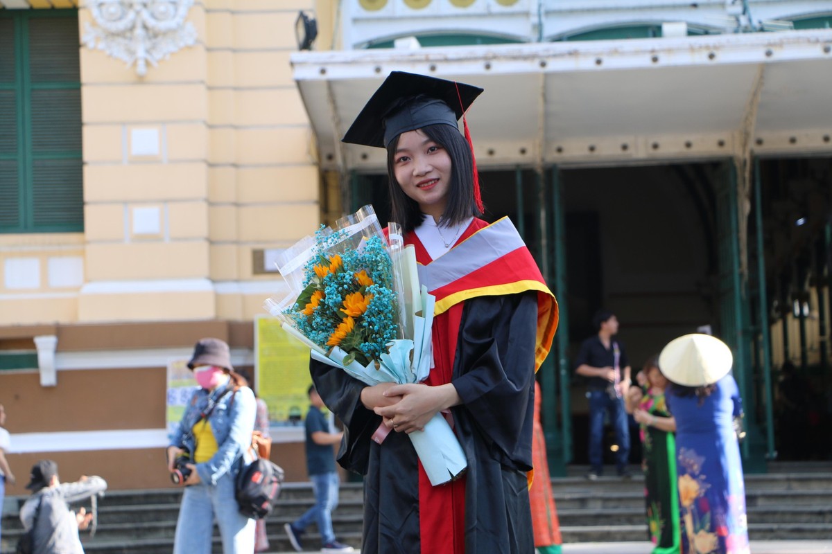 Nhung bong hong dien ao dai rang ro xuong pho ngay dau nam moi 2022-Hinh-4