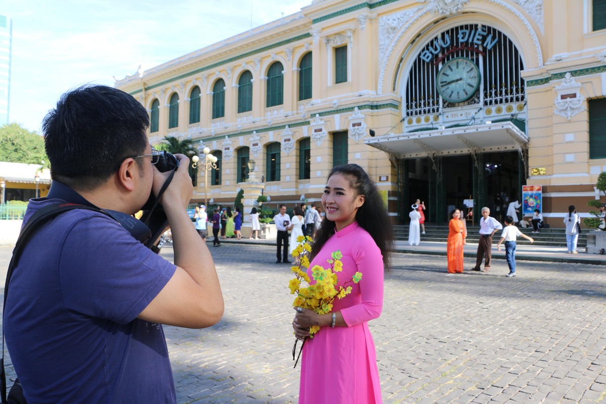 Nhung bong hong dien ao dai rang ro xuong pho ngay dau nam moi 2022-Hinh-7