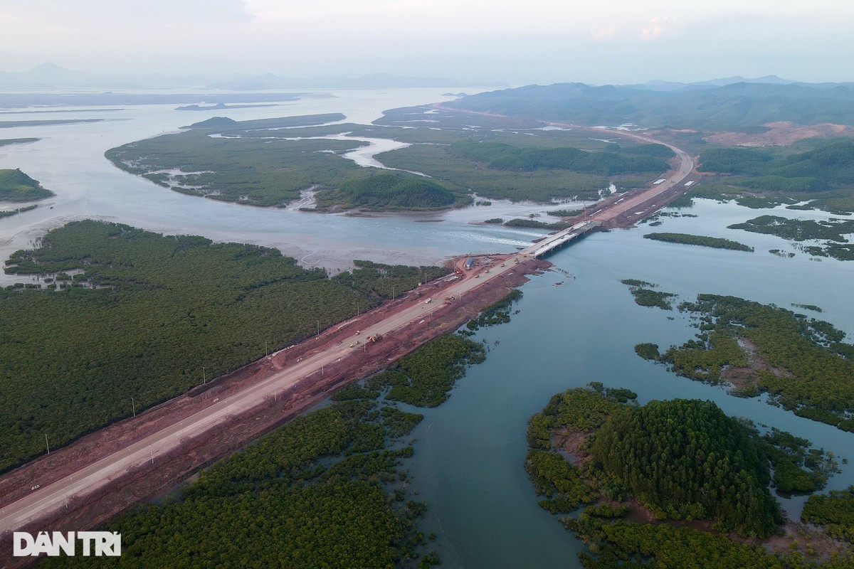 Quang Ninh: Tuyen cao toc xuyen tinh dai nhat Viet Nam gap rut ve dich-Hinh-2