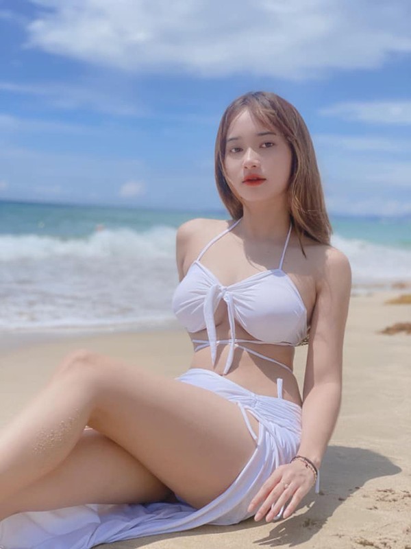 Nu sinh Kinh te khoe dang dep non na voi bikini mau sac-Hinh-3