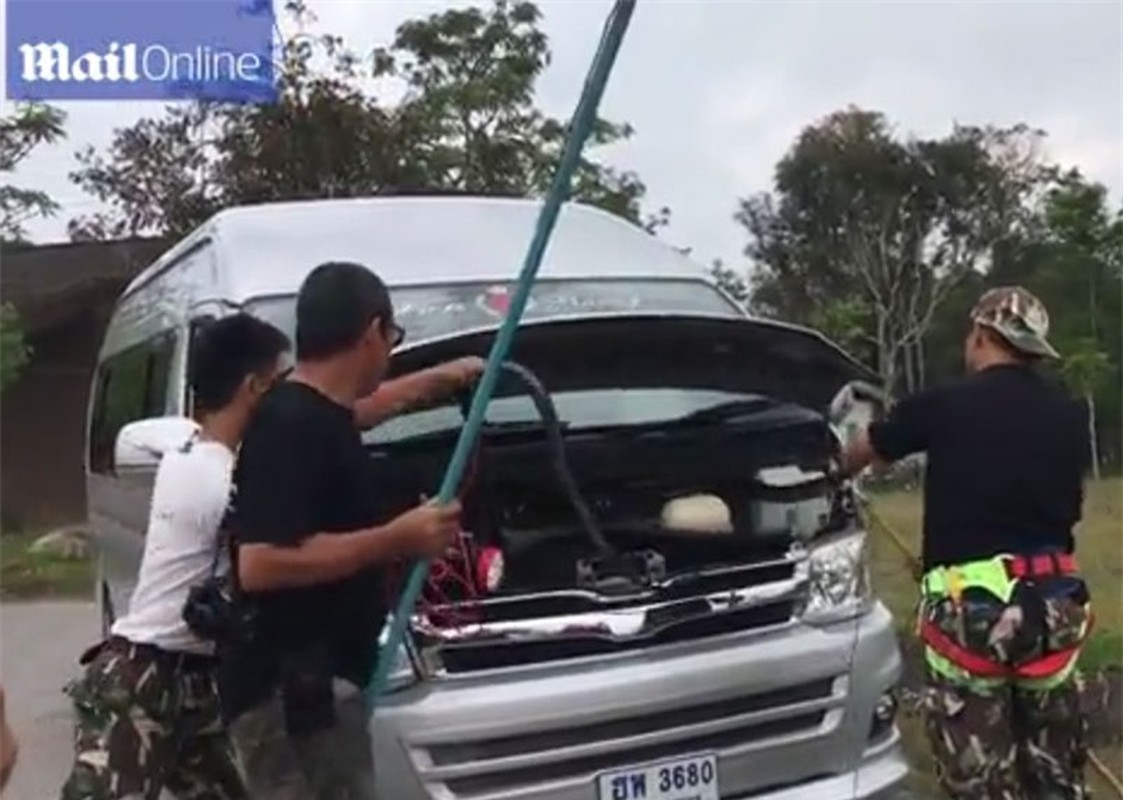 Tom gon ran ho mang hon 3,5m trong cop xe o Thai Lan-Hinh-4