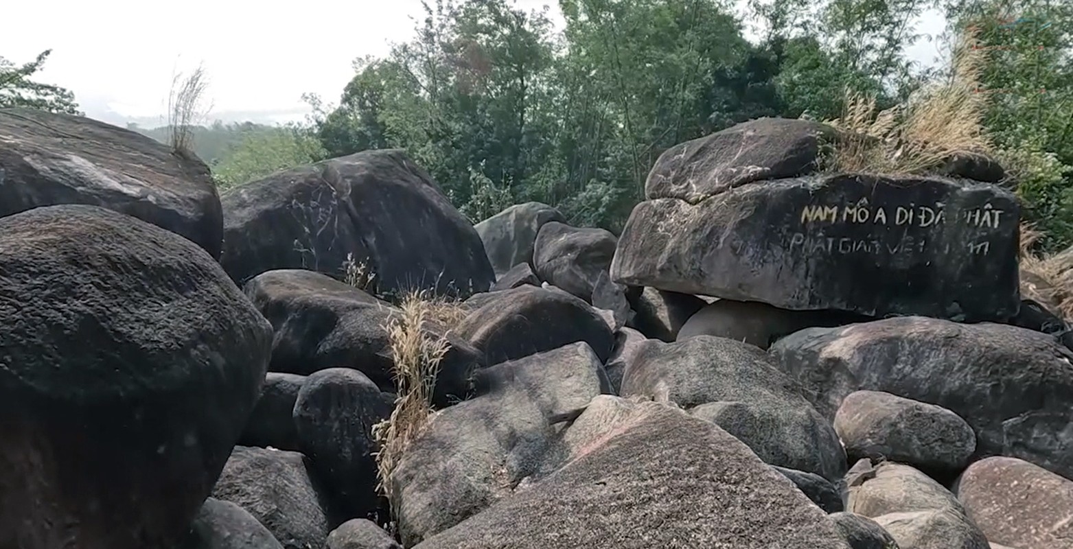 View - 	Bí ẩn những tảng đá phát ra tiếng chuông chùa ở Phụng Hoàng Sơn 
