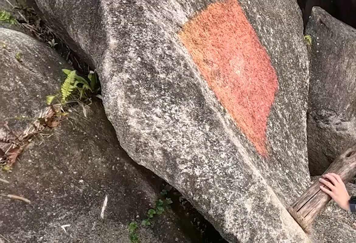 View - 	Bí ẩn những tảng đá phát ra tiếng chuông chùa ở Phụng Hoàng Sơn 