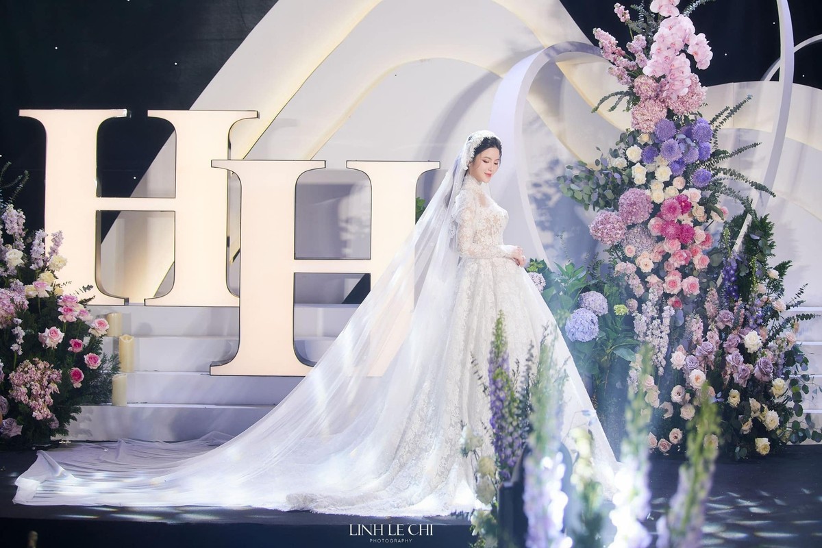 View - 	Cô dâu của Quang Hải thay 4 mẫu váy cúp ngực trong ngày cưới 