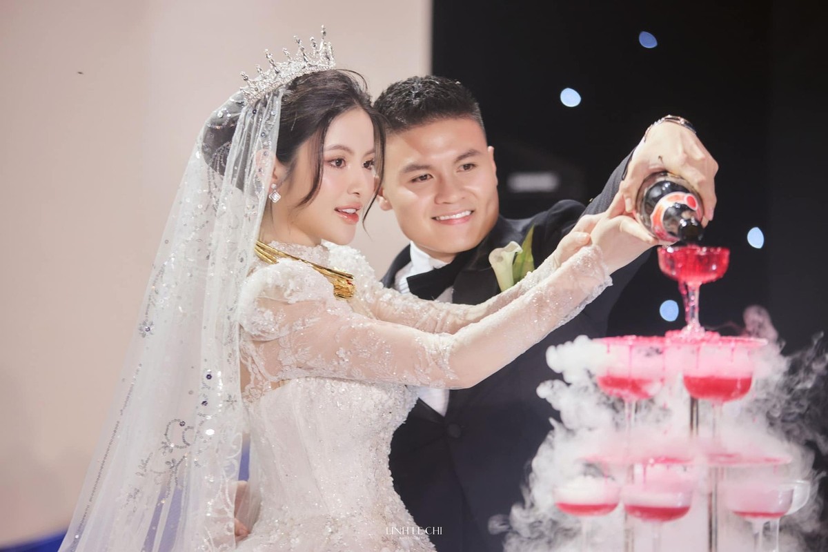 View - 	Cô dâu của Quang Hải thay 4 mẫu váy cúp ngực trong ngày cưới 