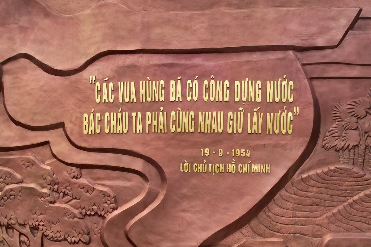 Chiem nguong buc phu dieu 'Bac Ho noi loi bat hu' tai Den Hung-Hinh-4