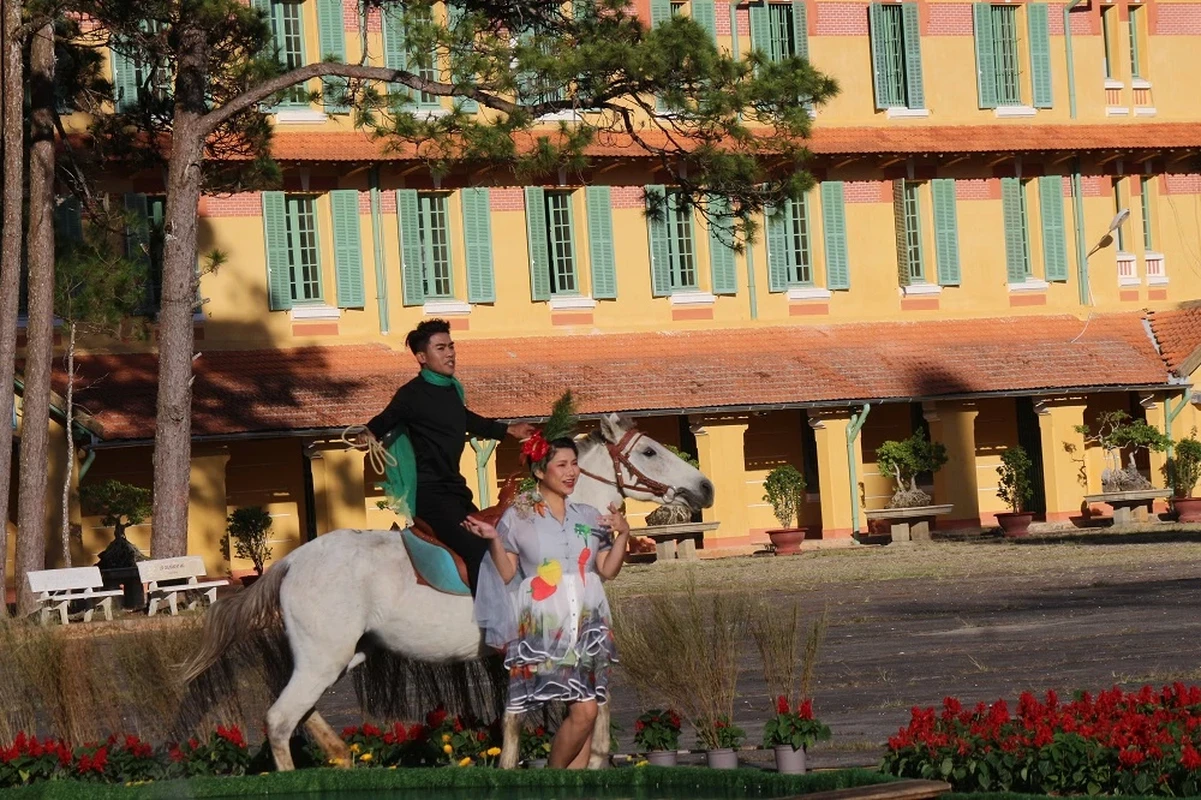 200 mau ao dai va thoi trang hien dai ton vinh canh dep Da Lat-Hinh-15