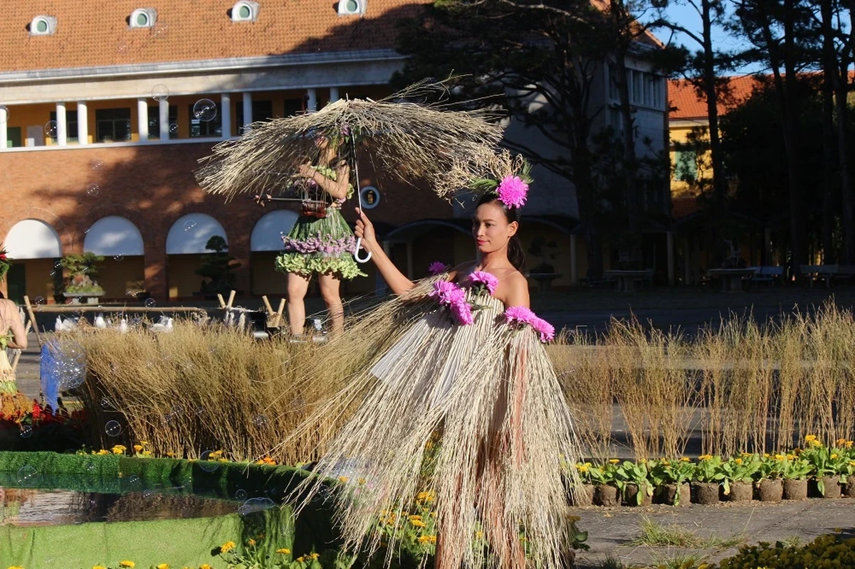 200 mau ao dai va thoi trang hien dai ton vinh canh dep Da Lat-Hinh-17