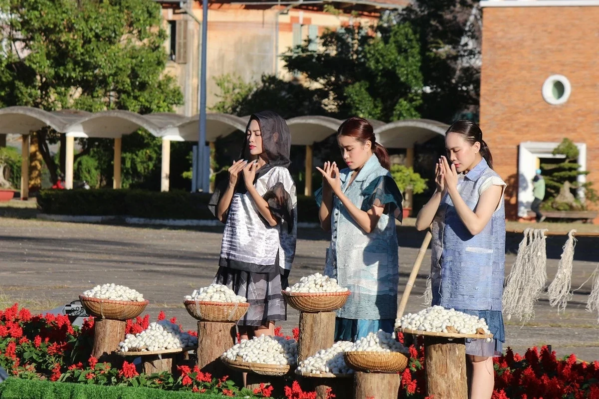 200 mau ao dai va thoi trang hien dai ton vinh canh dep Da Lat-Hinh-5