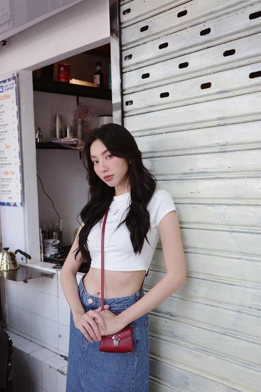 Hoa Hau Thuy Tien tu dien crop top shows off waist 58-Picture-3