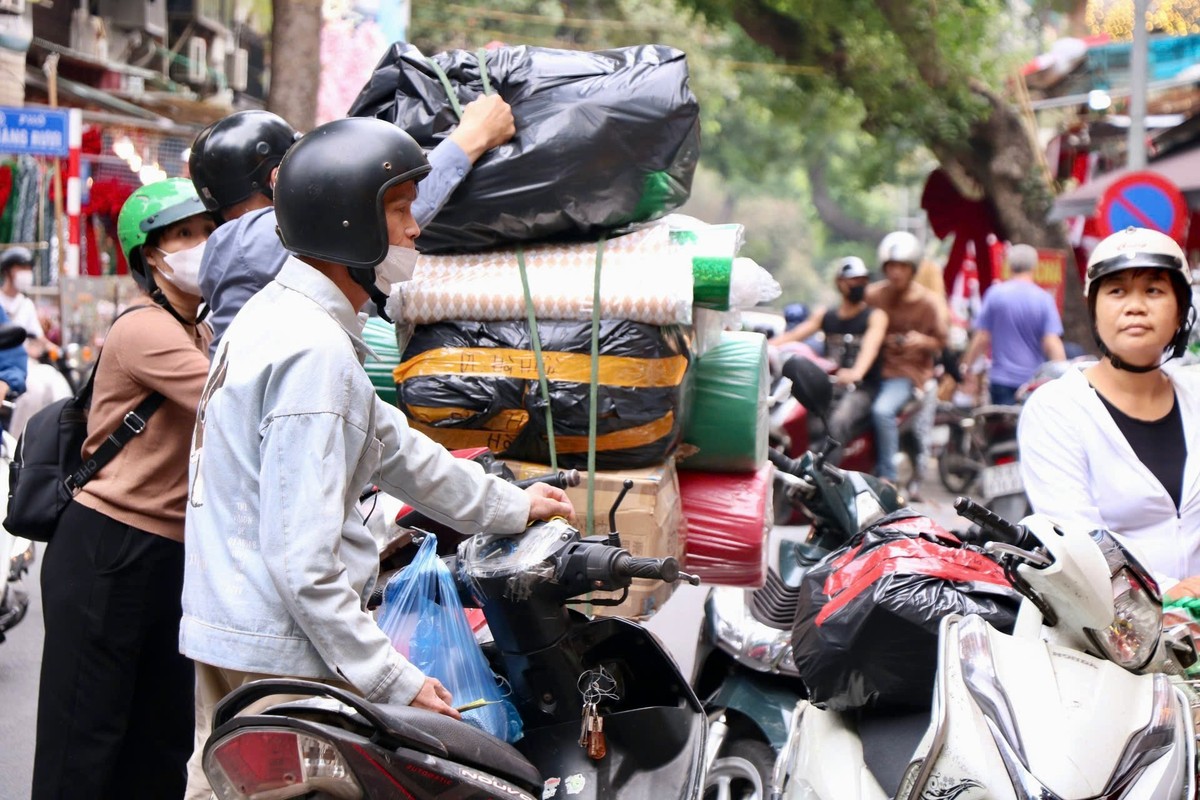 Do trang tri Noel ngap pho Ha Noi da dang va doc dao-Hinh-14