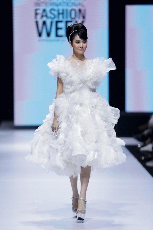 Vo Hoang Yen catwalk dinh cao nhu vu cong dang nhay mua