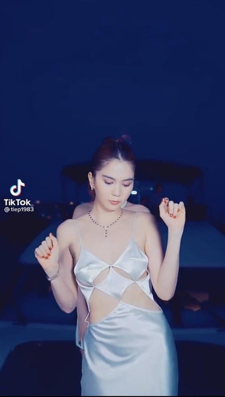 Ngoc Trinh dien vay lo diem nhay cam giong Le Quyen