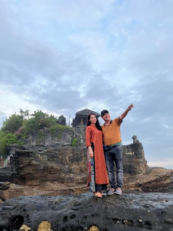 NSUT Chi Trung dua ban gai kem 17 tuoi di du lich Indonesia