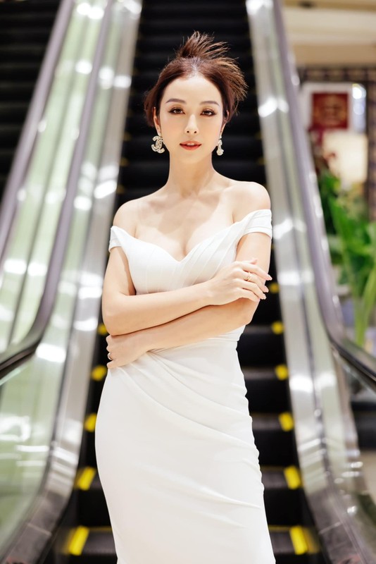 MC chan dai 1,1m khoe duong cong, Jennifer Pham khong lep ve