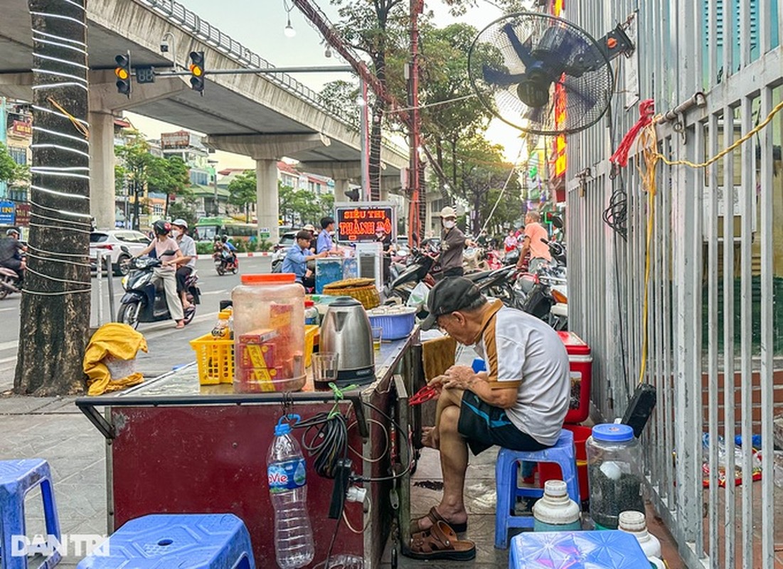 Phot lo canh bao “chet nguoi”, nguoi dan vo tu muu sinh canh tram bien ap-Hinh-4