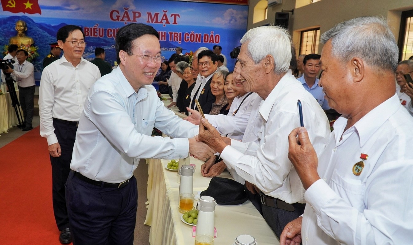 Chu tich nuoc Vo Van Thuong gap mat cac dai bieu cuu tu chinh tri Con Dao-Hinh-2