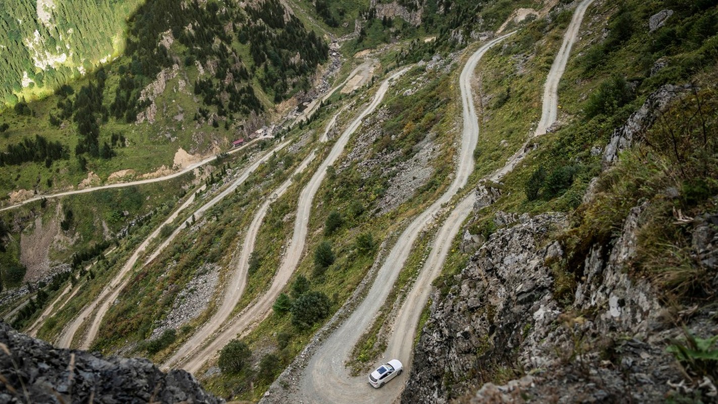 View - 	Con đường đèo nguy hiểm nhất hành tinh với 17 khúc cua liên tục