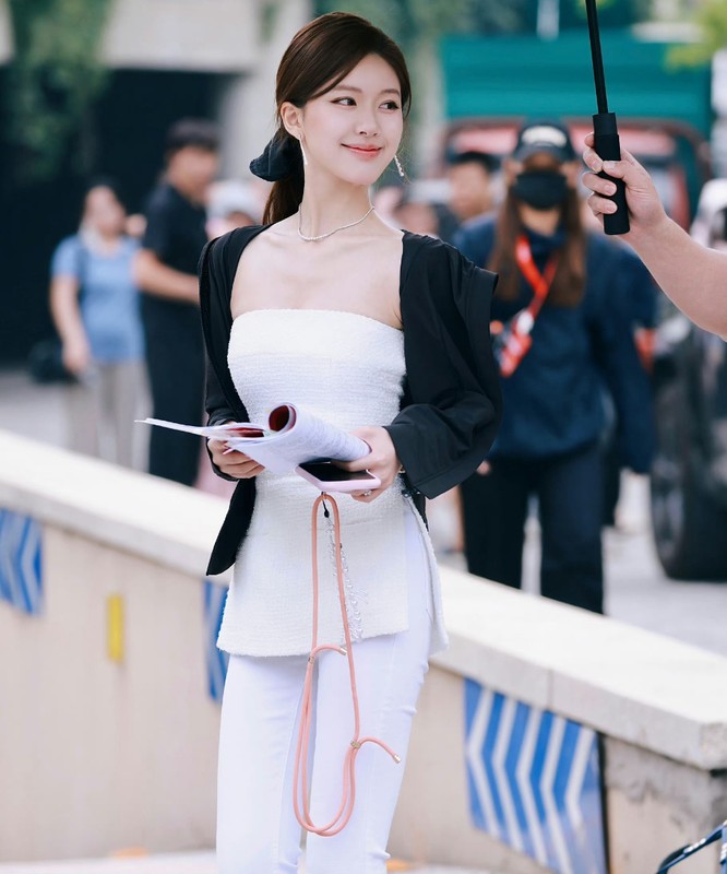 Trieu Lo's waist is surprisingly small like headphones. Tu-Hinh-3