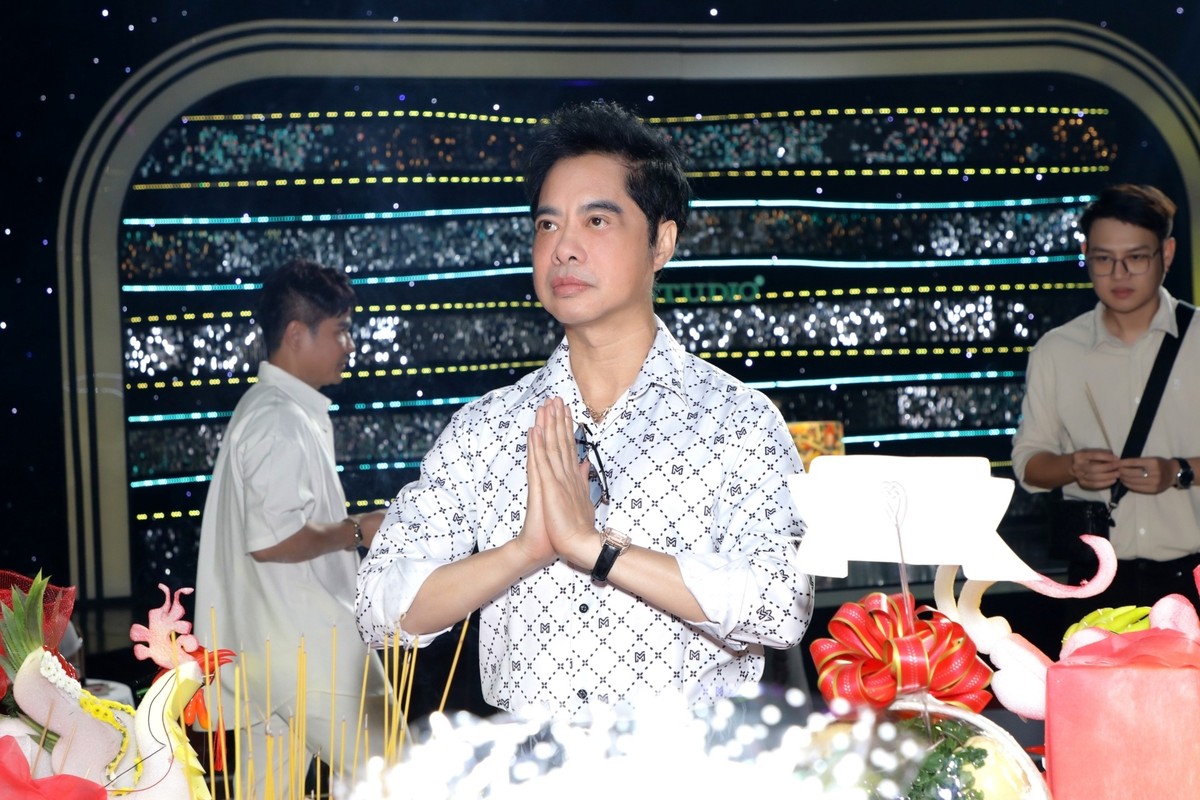 Ung Hoang Phuc goes to the stage to listen to the music behind the altar - Picture 11