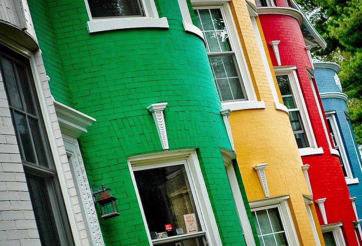 Colorful houses. Цветные фасады домов. Разноцветный дом. Окрашенный фасад здания. Яркий фасад дома.