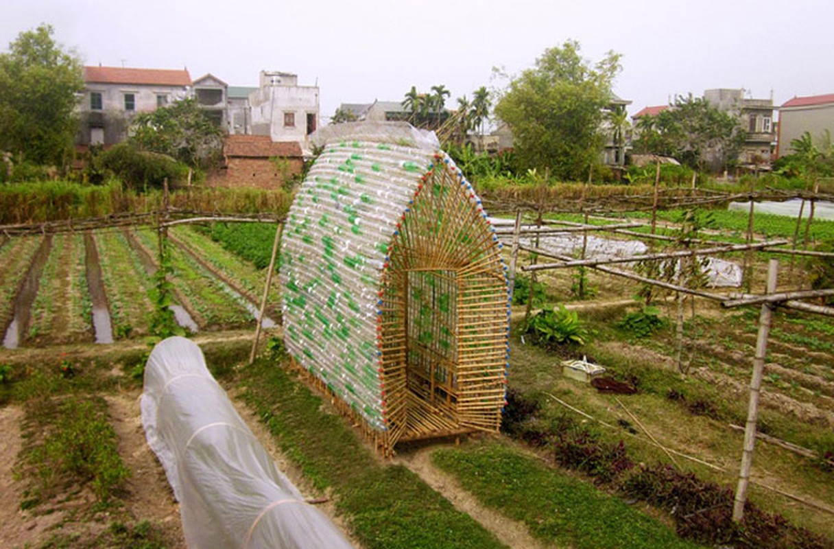 Nha bang chai nhua o Ha Noi khien bao ngoai kinh ngac-Hinh-9