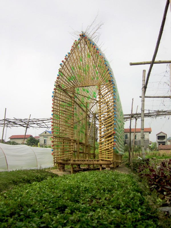 Nha bang chai nhua o Ha Noi khien bao ngoai kinh ngac