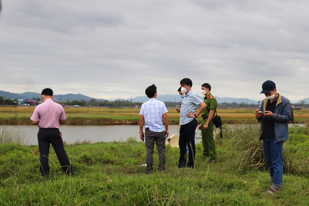 Con gai khoc nghen khi thay cha tu vong trong tu the troi tay chan-Hinh-2