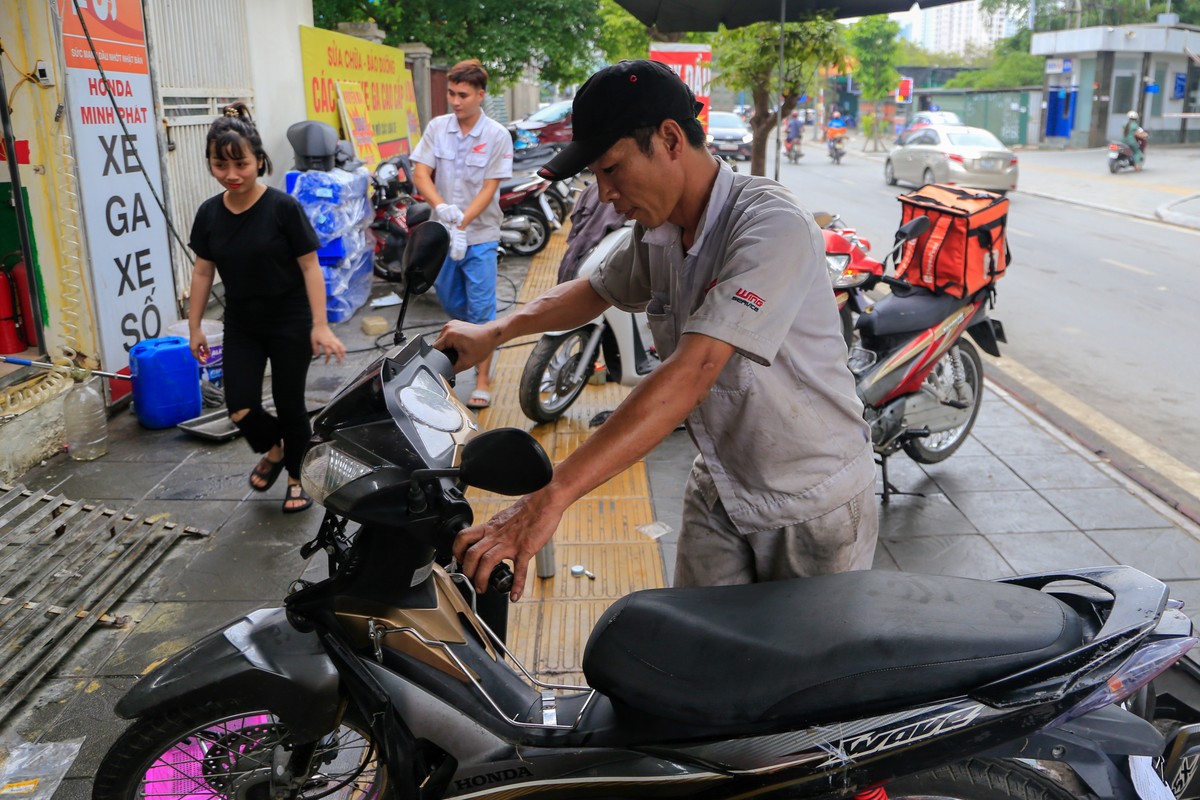 Garage oto qua tai sau tran mua lon o Ha Noi-Hinh-9