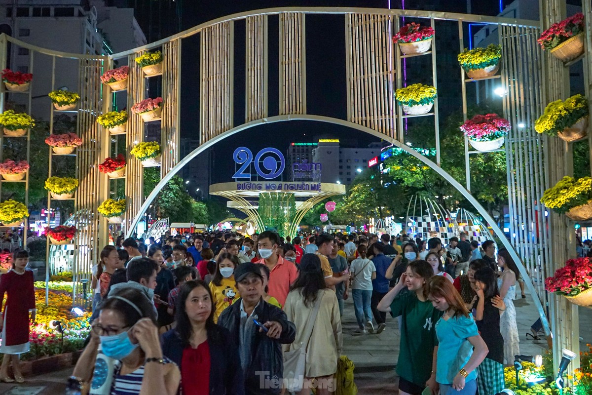 Hang tram cong nhan xuyen dem thao do duong hoa Nguyen Hue