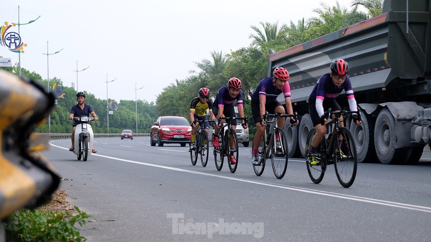 Nhung doan xe dap 'dua voi tu than' tren cao toc 80km/gio-Hinh-12