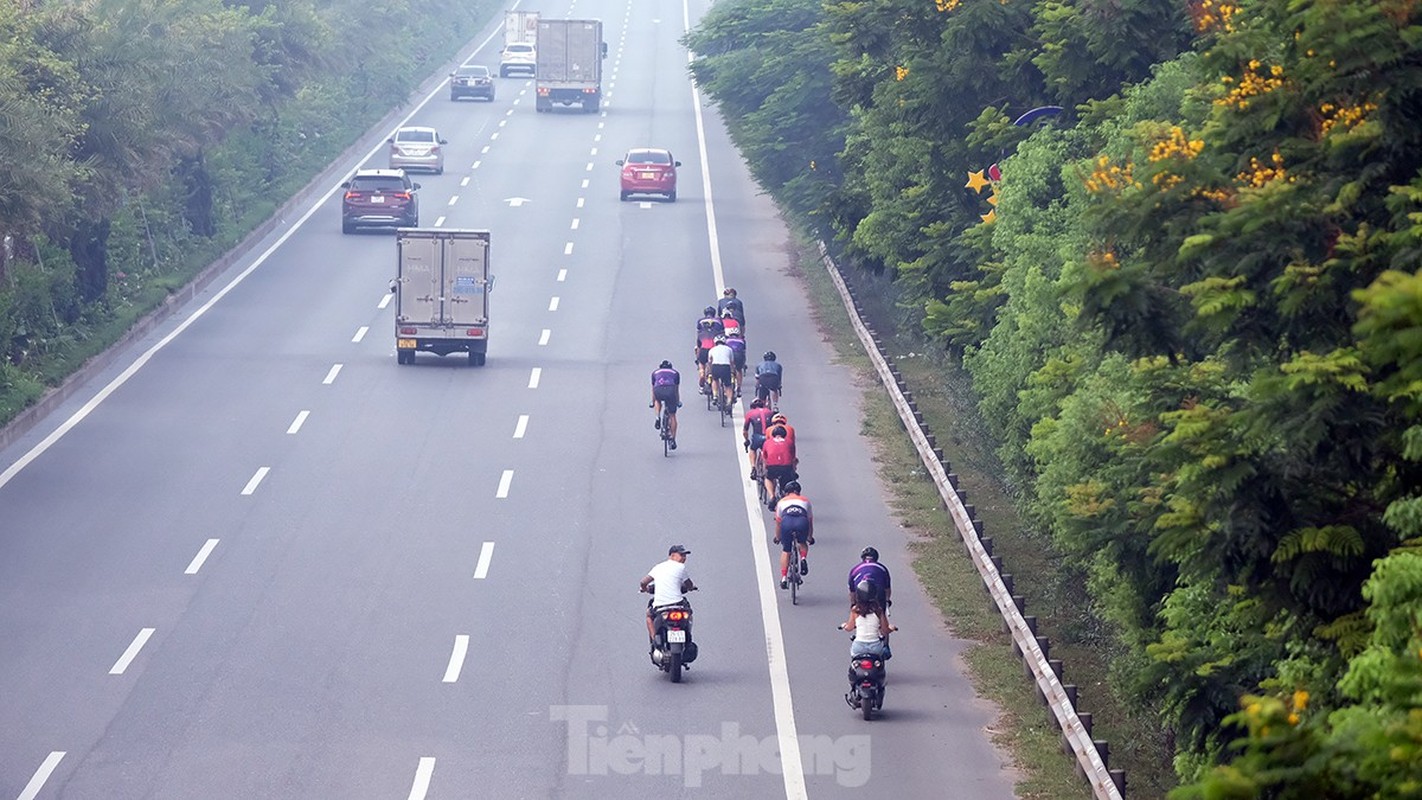 Nhung doan xe dap 'dua voi tu than' tren cao toc 80km/gio-Hinh-14