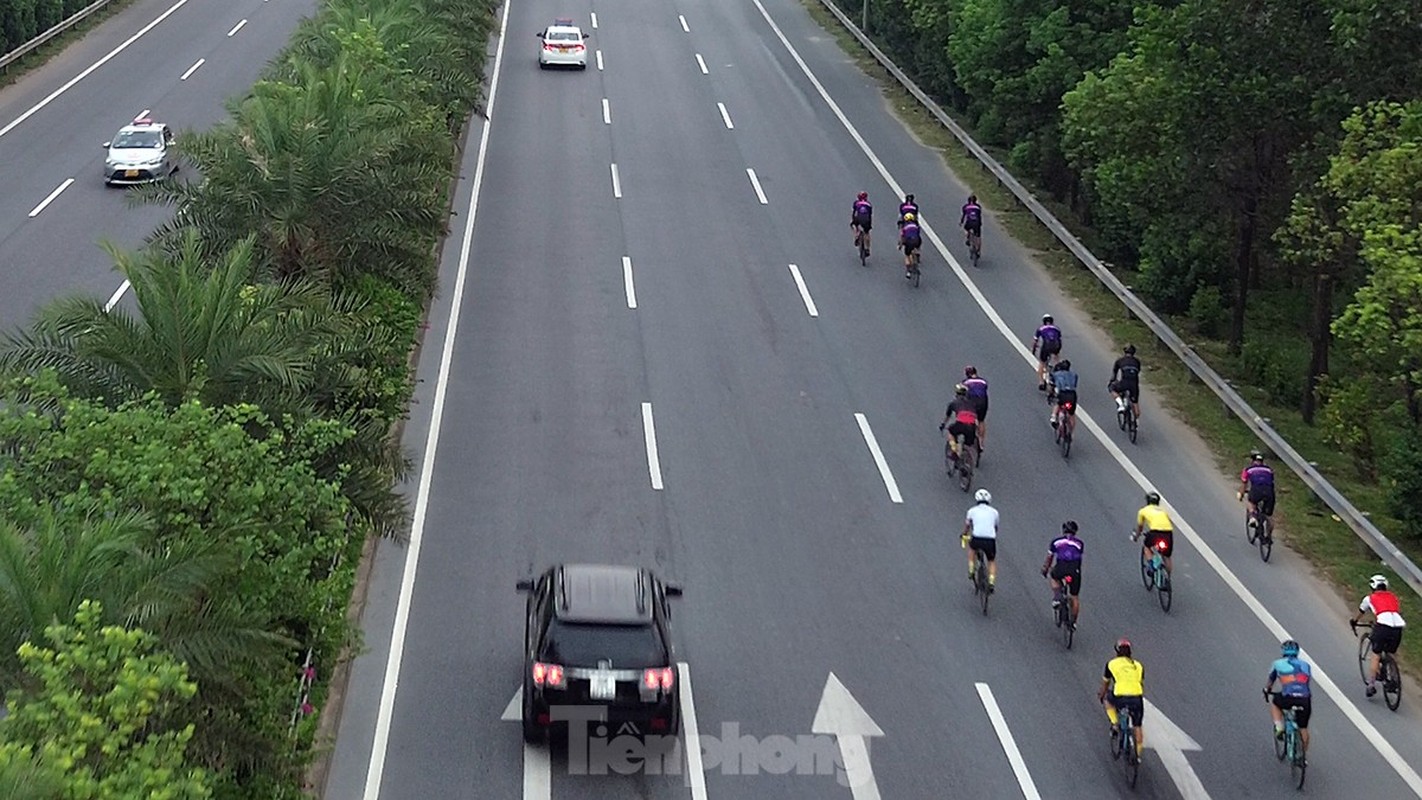 Nhung doan xe dap 'dua voi tu than' tren cao toc 80km/gio