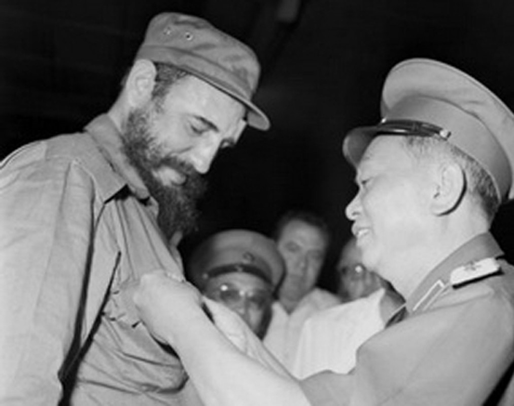 Giay phut gap go xuc dong cua Tuong Giap va lanh tu Fidel-Hinh-5