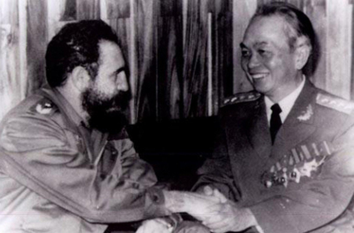 Giay phut gap go xuc dong cua Tuong Giap va lanh tu Fidel