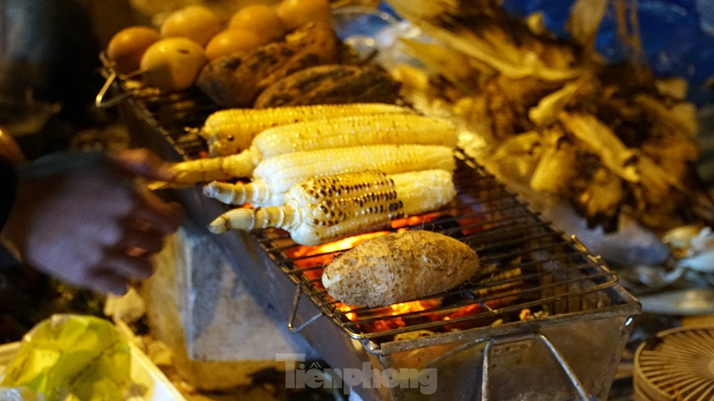 Nguoi Ha Noi dot lua, nuong khoai... de xua di lanh gia-Hinh-5