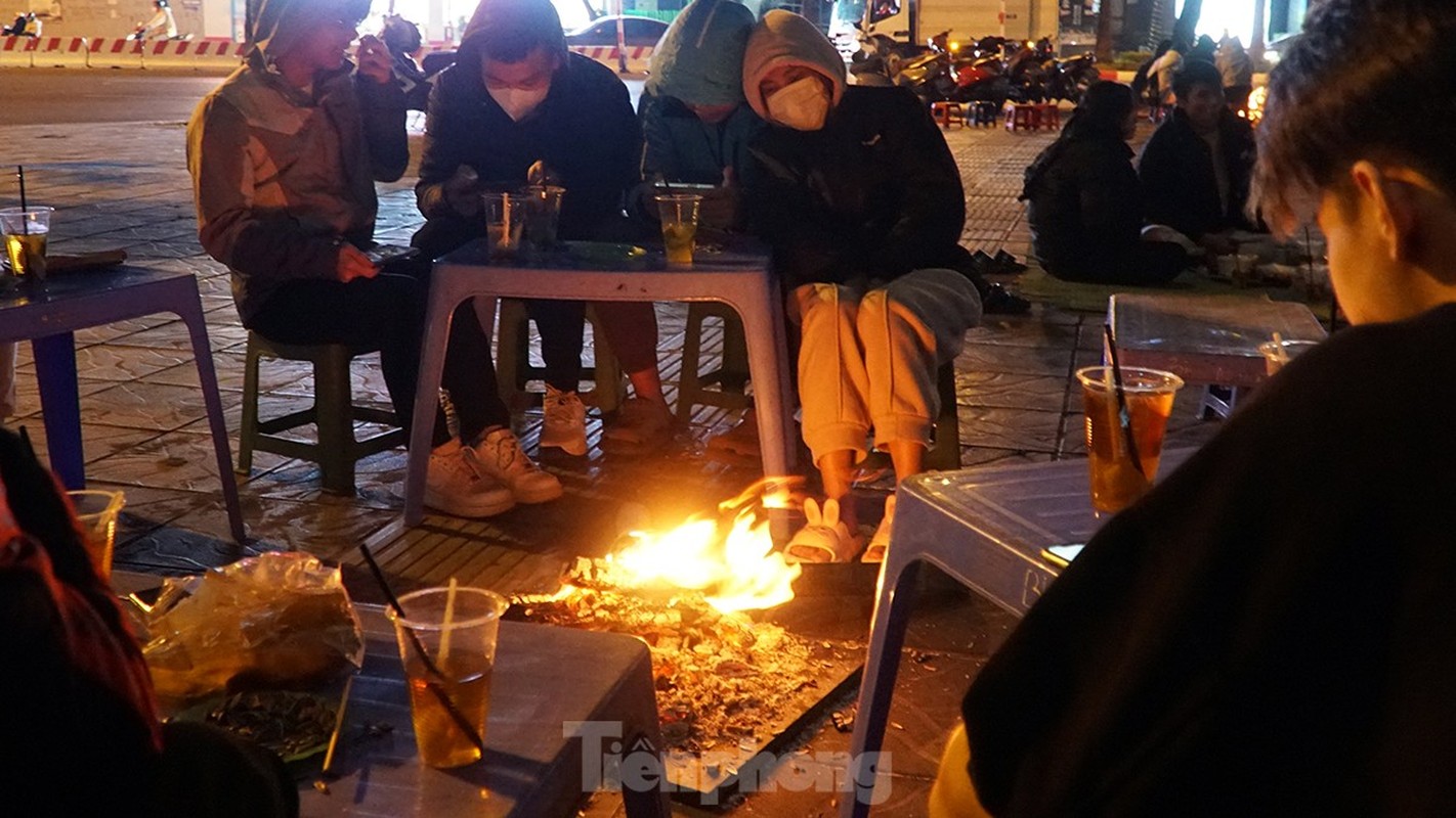 Nguoi Ha Noi dot lua, nuong khoai... de xua di lanh gia-Hinh-6