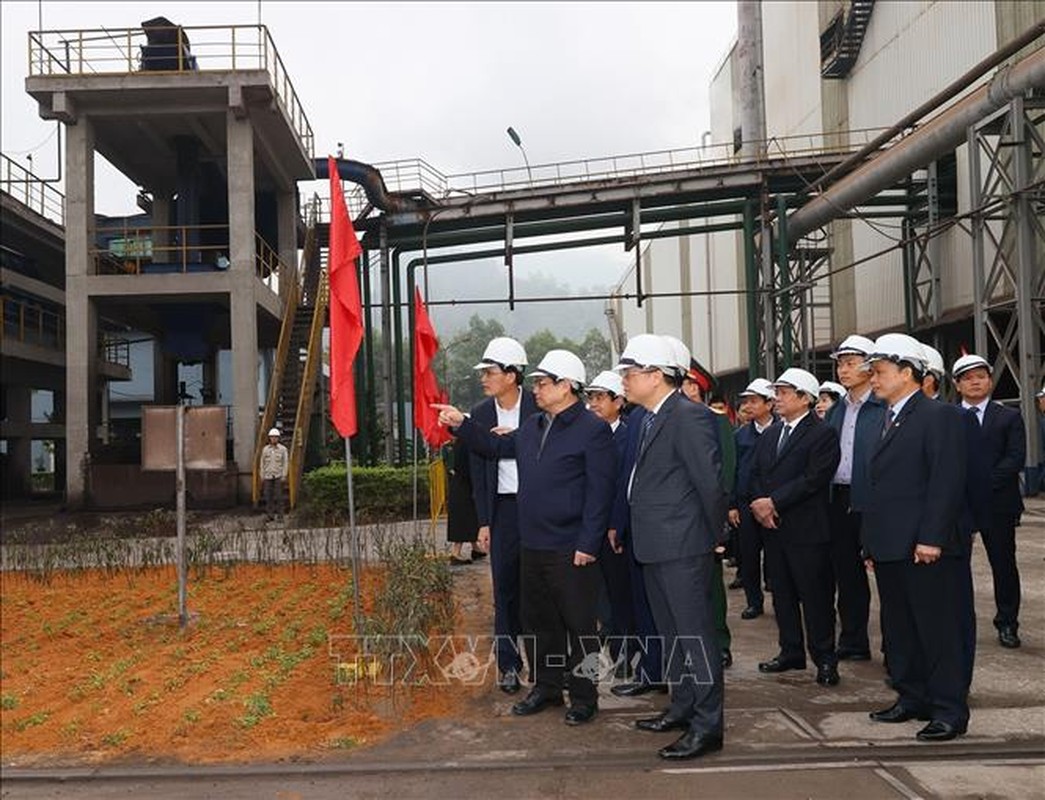 View - 	Thủ tướng thăm kiểm tra hoạt động của Nhà máy gang thép Cao Bằng