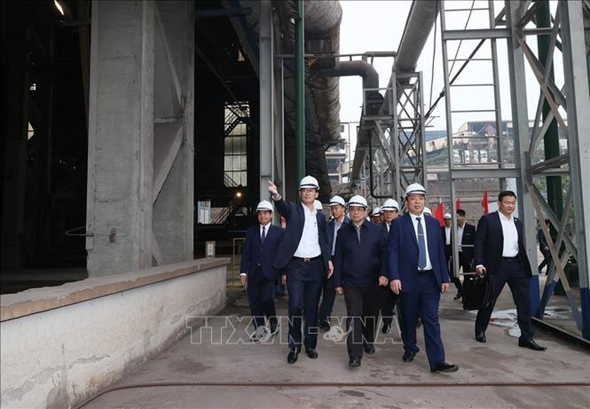View - 	Thủ tướng thăm kiểm tra hoạt động của Nhà máy gang thép Cao Bằng