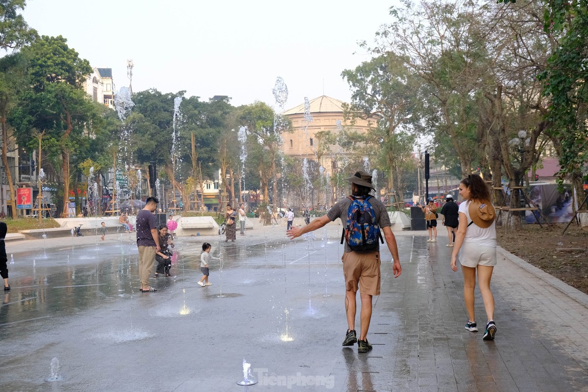 Ha Noi: Vuon hoa Hang Dau 'thay ao moi' khien du khach thich thu-Hinh-7