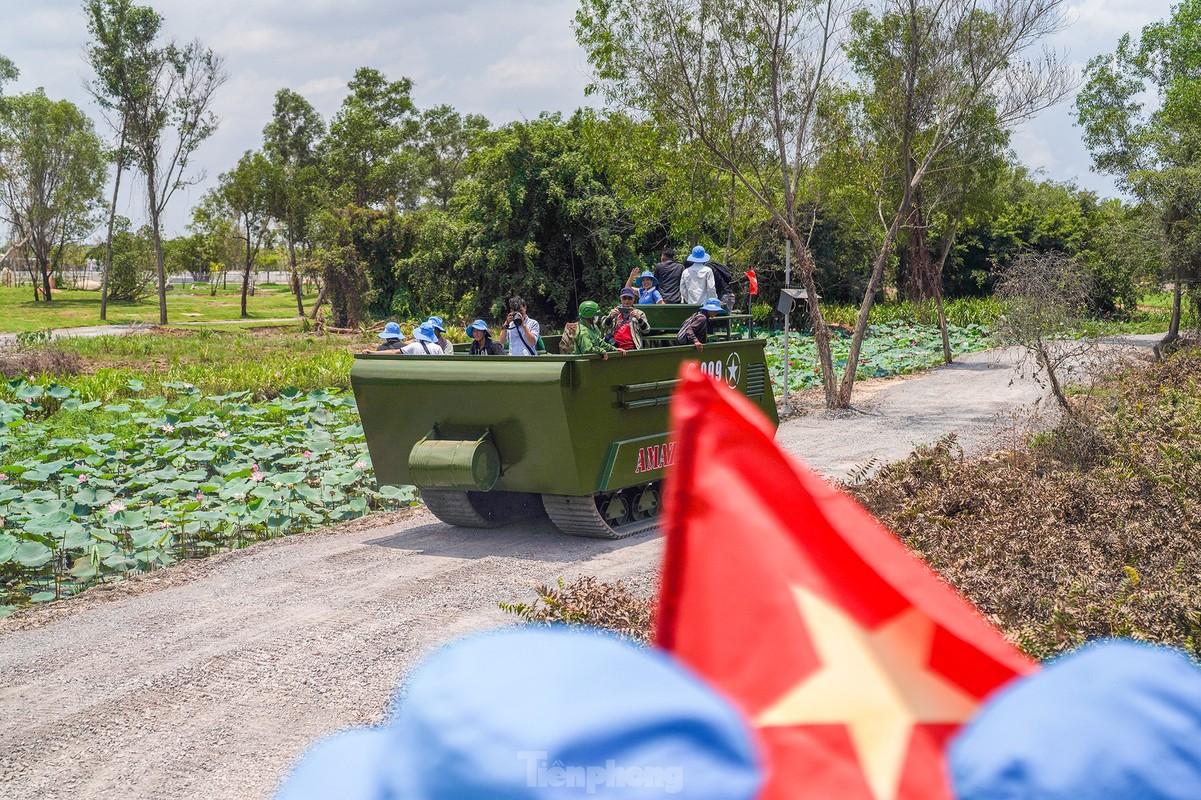 Trai nghiem xe thiet giap 'xuyen rung' tranh nong trong ky nghi le 30/4-Hinh-9