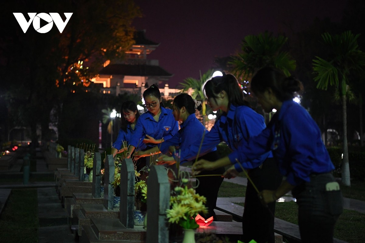View - 	Thắp nến tri ân các anh hùng liệt sĩ tại Nghĩa trang A1