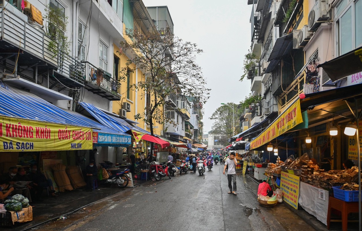 Ca mac COVID-19 tang cao, Ha Noi vang nhu ngay Tet-Hinh-10