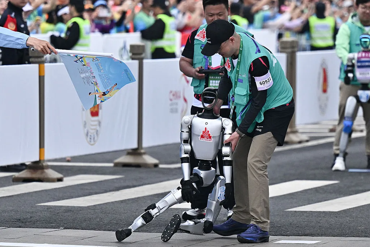 Thu vi hinh anh robot lan dau tien chay dua marathon cung con nguoi-Hinh-10